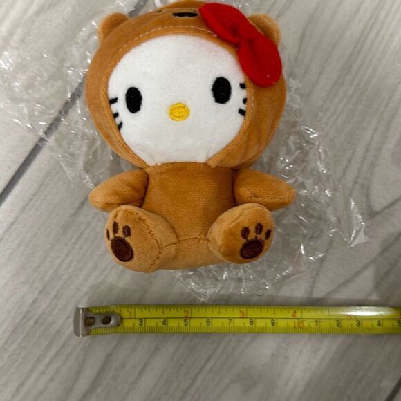 Hello kitty bear costume keychain - Picture 2 of 3